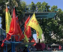 各冬泳队队旗在飘杨，庆祝祖国母亲70华诞！